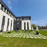 מלון דירות Vanta Business Center 4*