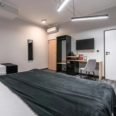 מלון דירות Vanta Business Center 4*